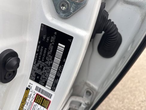 Used 2020 Toyota Highlander XLE image 27