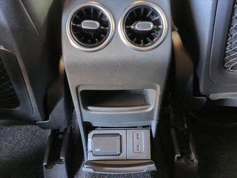 Used 2022 Mercedes-Benz GLB 250 image 16