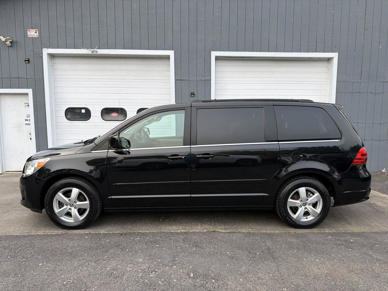 Used 2011 Volkswagen Routan SE FWD image 7