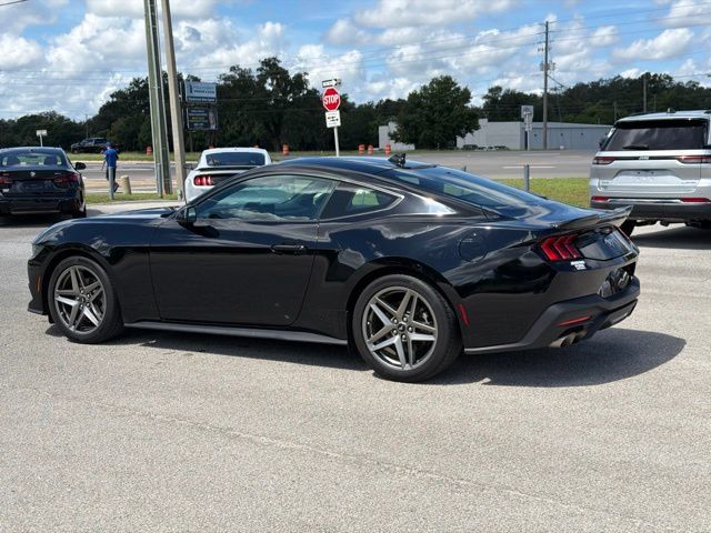 Used 2025 Ford Mustang Coupe RWD image 3