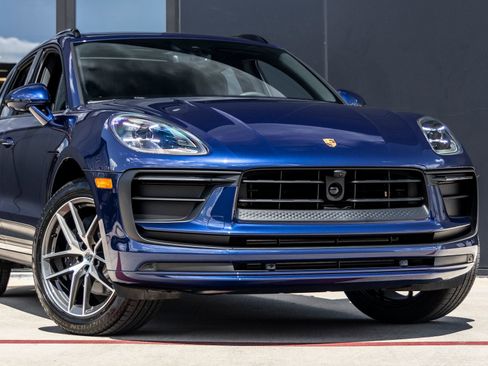 Certified 2026 Porsche Macan AWD/4WD image 9