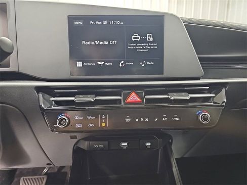 Used 2024 Kia Niro LX image 19