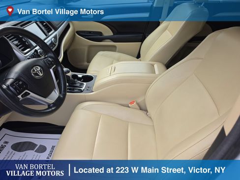 Used 2017 Toyota Highlander XLE AWD/4WD image 10