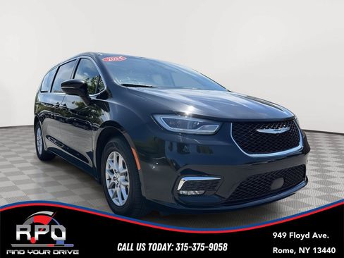 Used 2024 Chrysler Pacifica Touring-L FWD image 7
