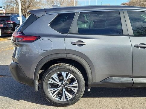 Used 2022 Nissan Rogue SV image 4