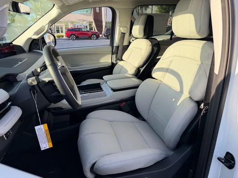 New 2026 Lincoln Navigator L Premier AWD/4WD image 11