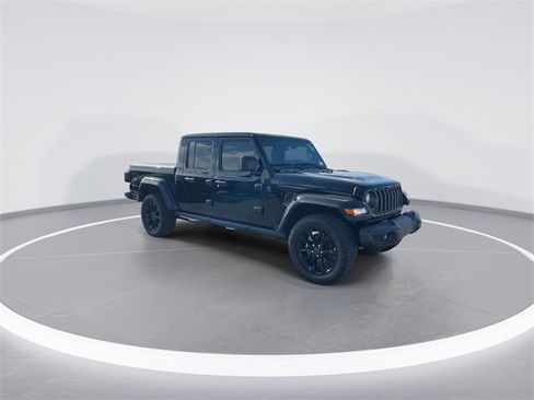 Used 2025 Jeep Gladiator Sport image 2