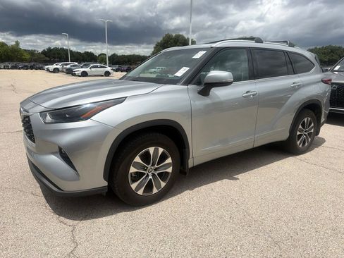 Used 2022 Toyota Highlander XLE AWD/4WD image 1