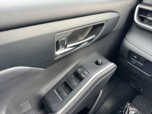 Used 2021 Toyota Highlander XLE AWD/4WD image 11