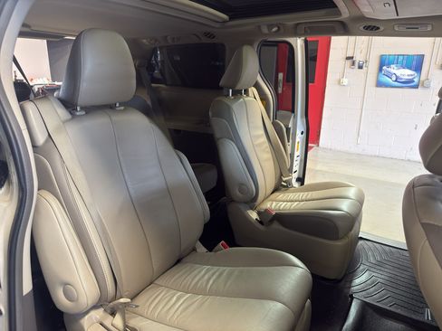 Used 2014 Toyota Sienna Limited w/ Limited Premium Package FWD image 25