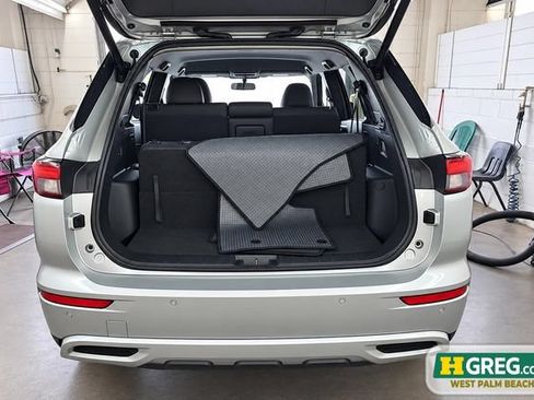 Used 2024 Mitsubishi Outlander SE Black Edition FWD image 17