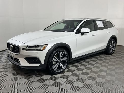 Certified 2025 Volvo V60 B5 Cross Country Plus image 6