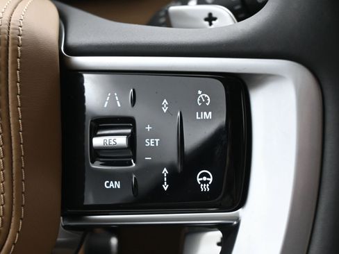 Used 2025 Land Rover Range Rover SE image 19