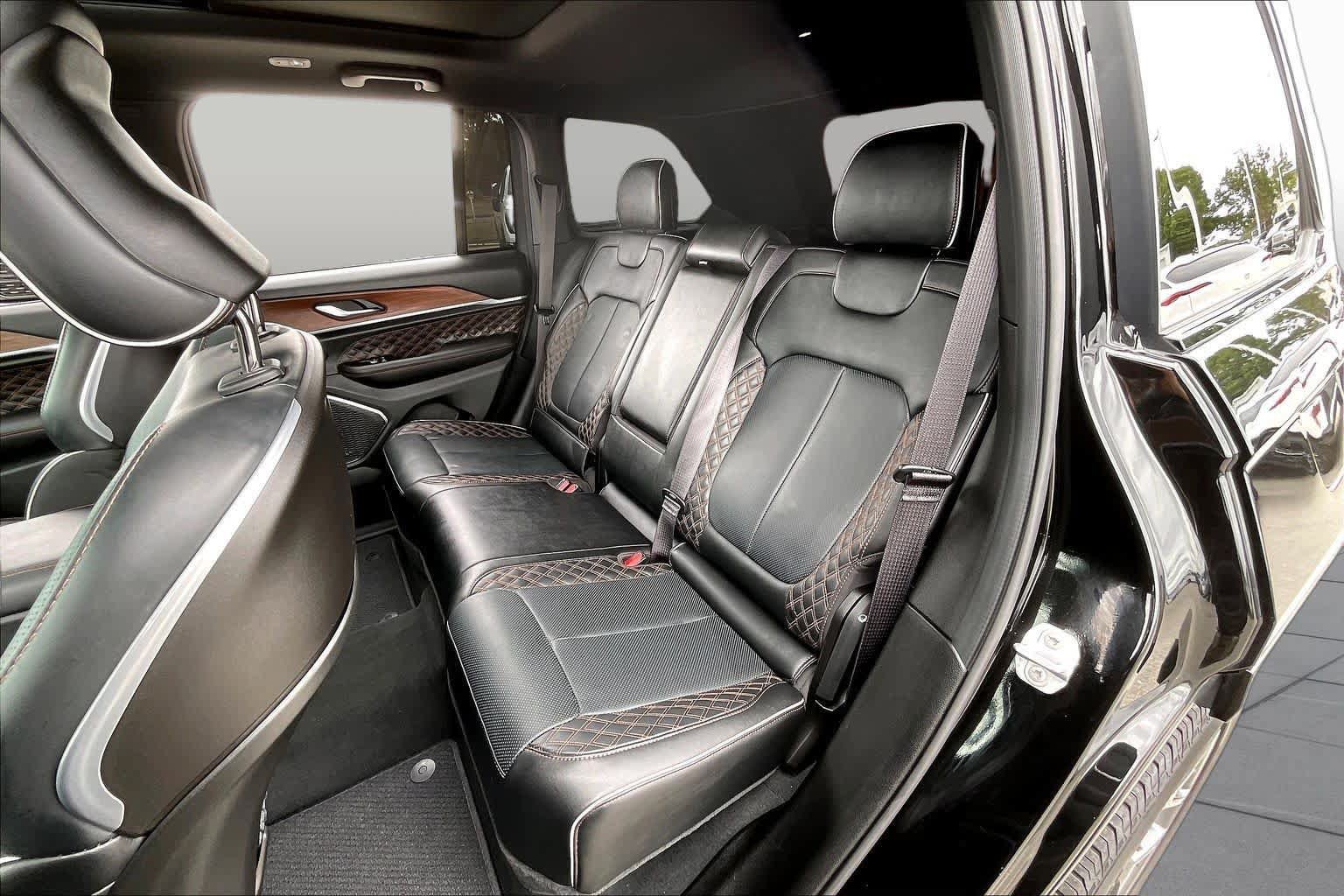 Used 2025 Jeep Grand Cherokee Summit w/ Obsidian Package AWD/4WD image 19