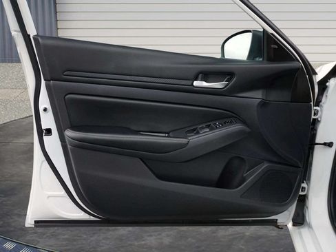 Used 2025 Nissan Altima 2.5 SV FWD image 14