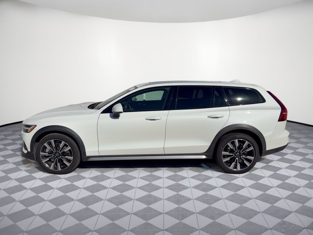 Certified 2025 Volvo V60 B5 Cross Country Ultra AWD/4WD image 2