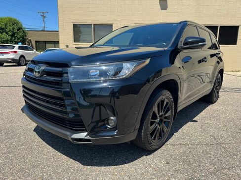 Used 2019 Toyota Highlander SE w/ Nightshade Edition AWD/4WD image 3