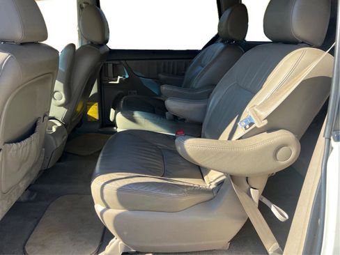 Used 2010 Toyota Sienna XLE image 7