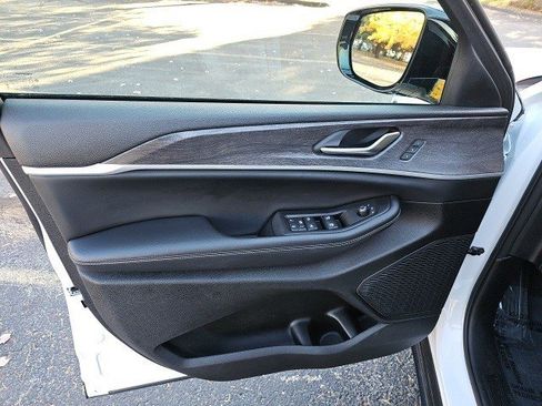 Used 2024 Jeep Grand Cherokee Limited image 21