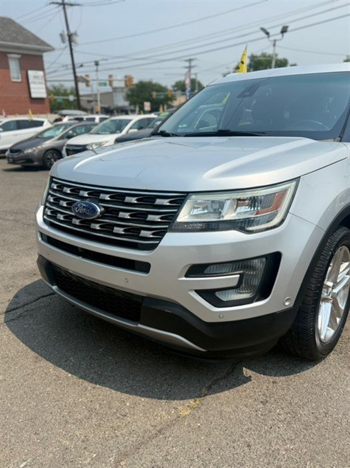 Used 2017 Ford Explorer Limited w/ Equipment Group 301A AWD/4WD image 3