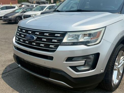 Used 2017 Ford Explorer Limited w/ Equipment Group 301A AWD/4WD image 3