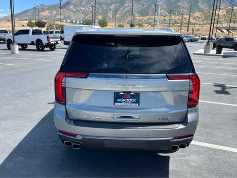 Used 2025 GMC Yukon Denali Ultimate AWD/4WD image 9