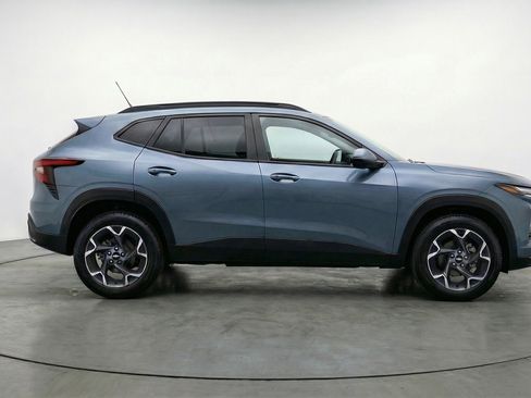 Used 2025 Chevrolet Trax LT FWD image 11