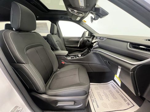 New 2025 Jeep Grand Cherokee L Laredo image 11