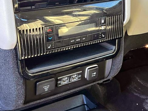 Certified 2024 Jeep Wagoneer Series II image 11