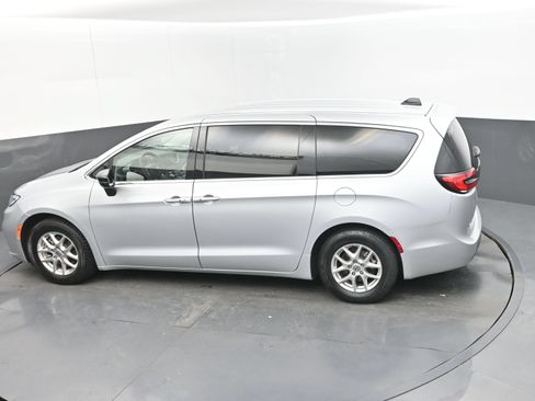 Used 2024 Chrysler Pacifica Touring-L FWD image 32