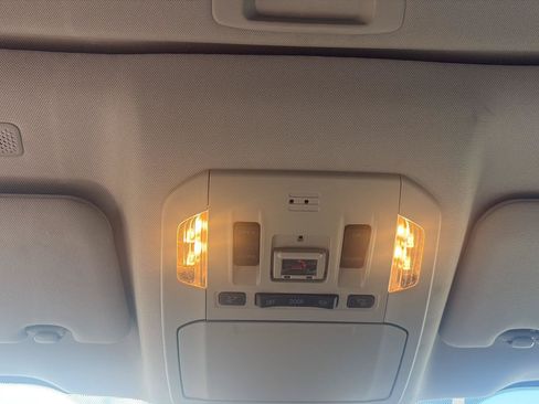 Used 2022 Toyota Highlander XLE AWD/4WD image 25