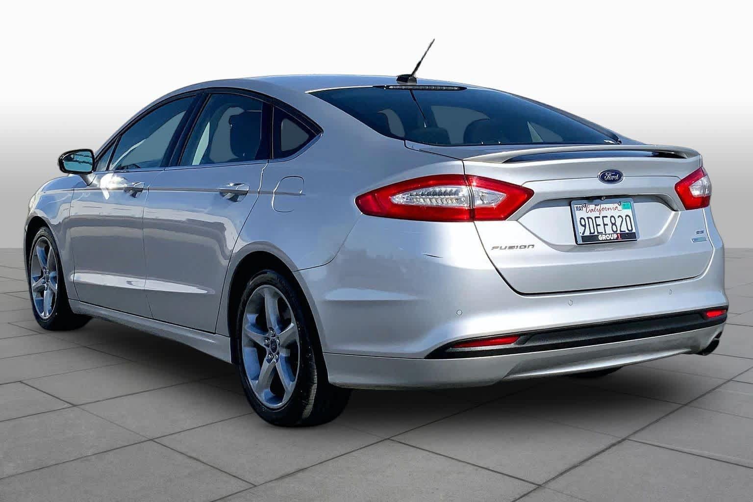 Used 2015 Ford Fusion SE FWD image 11