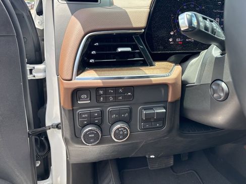 Used 2025 Chevrolet Tahoe High Country AWD/4WD image 14