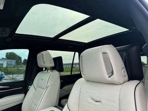 Used 2021 Cadillac Escalade Sport w/ LPO, Illumination Package AWD/4WD image 11