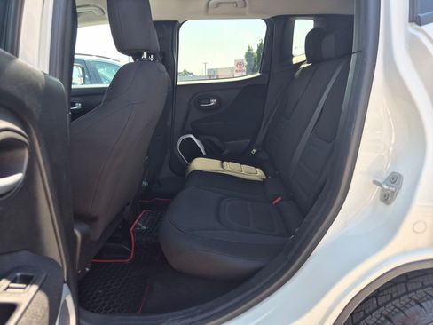Used 2018 Jeep Renegade Latitude FWD image 27