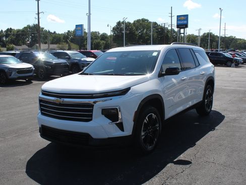 New 2027 Chevrolet Traverse LT w/ Sun and Wheel Package FWD image 7