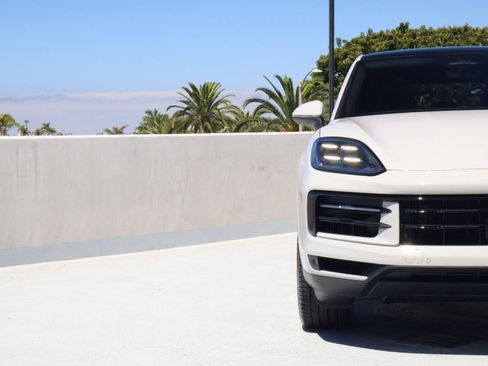 New 2026 Porsche Cayenne Coupe AWD/4WD image 12