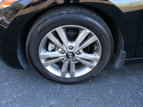 Used 2017 Hyundai Elantra SE image 24