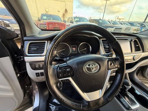 Used 2019 Toyota Highlander XLE FWD image 24