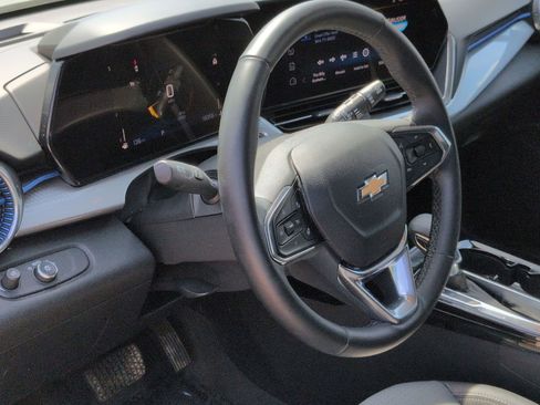 Used 2025 Chevrolet Trax LT w/ LT Convenience Package image 18