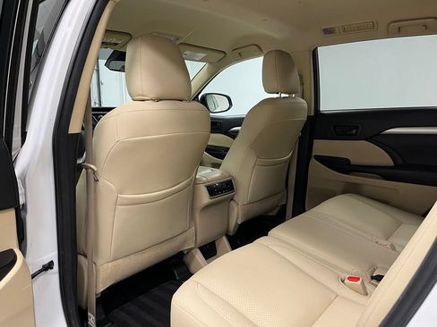 Used 2018 Toyota Highlander Plus w/ Carpet Mat Package (TMS) AWD/4WD image 45