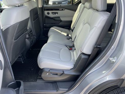 Used 2025 Honda Pilot EX-L image 11