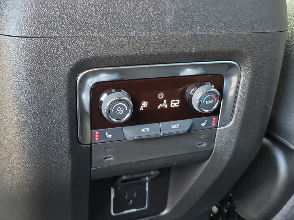Used 2025 Chevrolet Suburban High Country AWD/4WD image 11