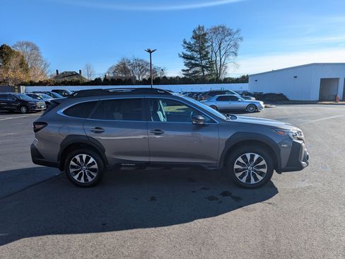 Used 2024 Subaru Outback Limited image 3