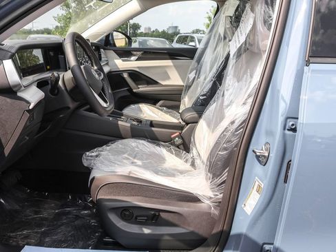 Used 2025 Volkswagen Tiguan SE image 4