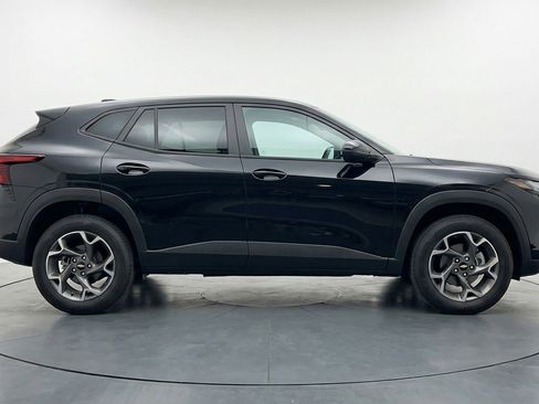 Used 2025 Chevrolet Trax LT w/ LT Convenience Package image 11