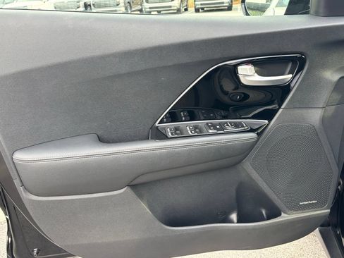 Used 2022 Kia Niro EX Premium FWD image 10