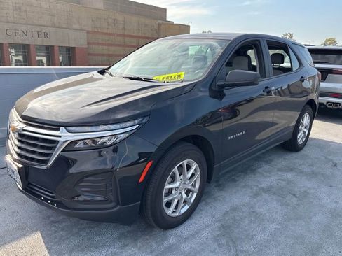 Used 2022 Chevrolet Equinox LS image 2