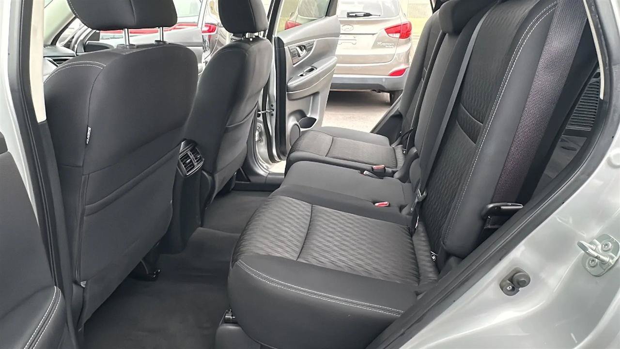 Used 2017 Nissan Rogue SV w/ SV Premium Package AWD/4WD image 28