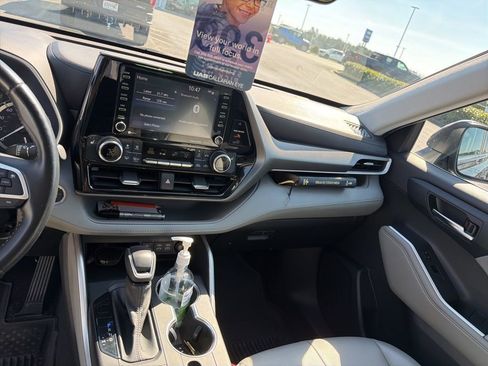 Used 2022 Toyota Highlander XLE image 16